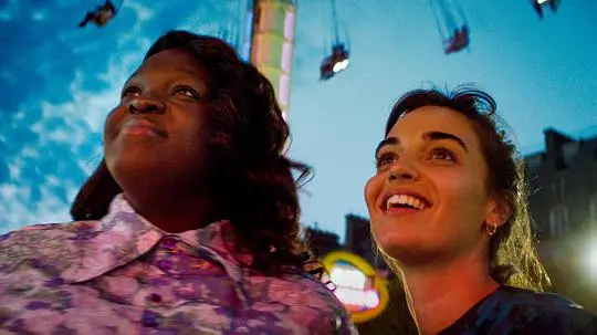 《浪间》影评：在海浪的低语中寻找自我，治愈与成长的诗意旅程